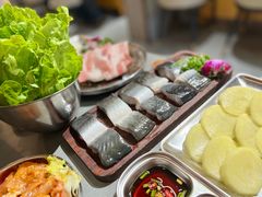 -围炉肉舍•炭烤活鳗•丹东海鲜烤肉(步行街店)