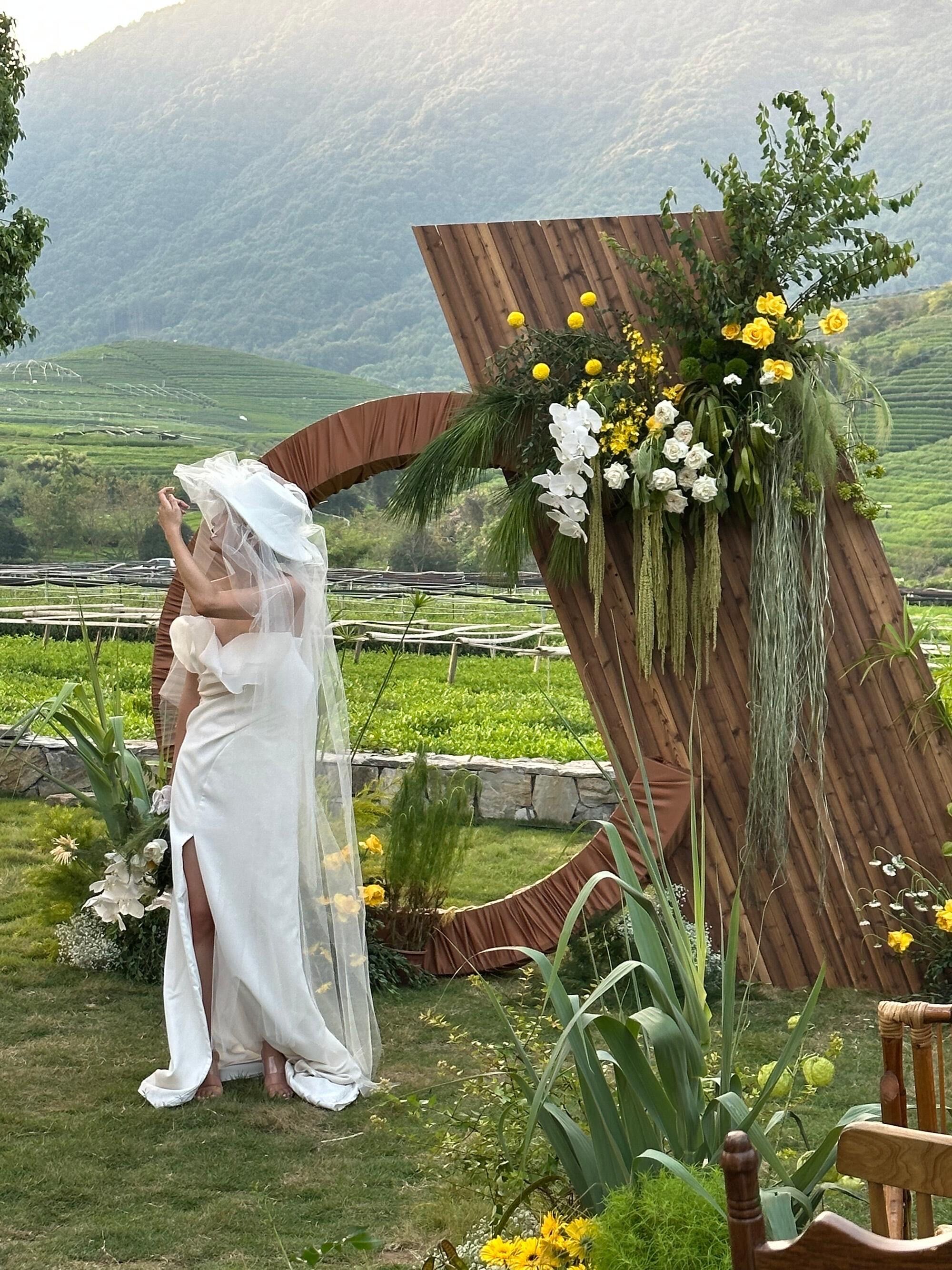 阳光下,户外森系婚礼正在举行