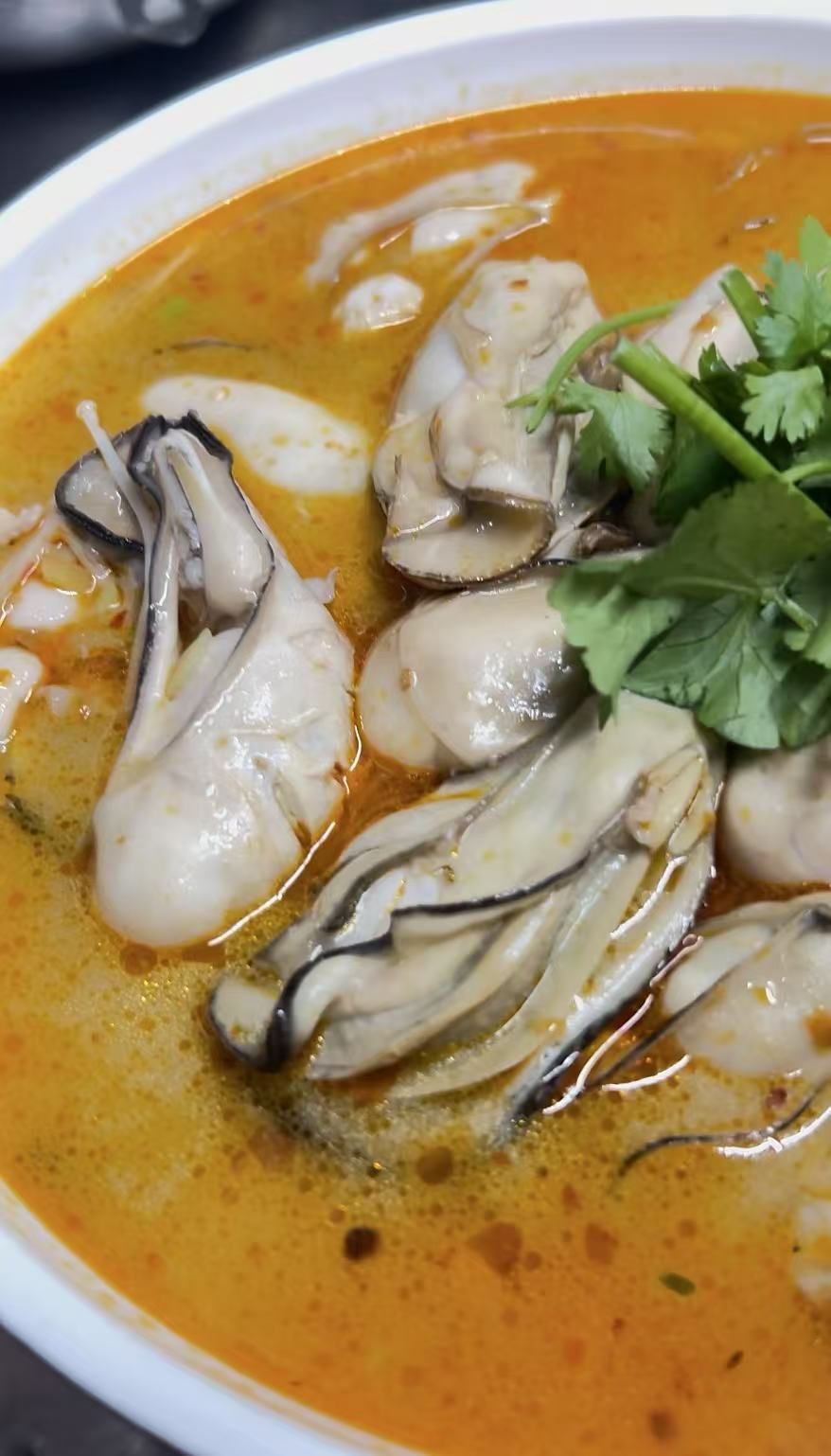 生蚝本身肉质鲜嫩,富含海洋的鲜甜,经过糟