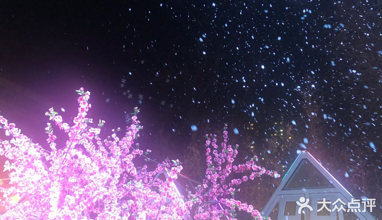 包间最低消费600。可以边吃饭边唱三个小时歌