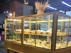 面包甜点陈列柜-啊噗吐呦现场烘焙(麦凯乐店)