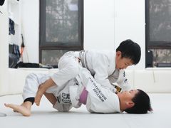 -菠萝格斗巴西柔术训练馆