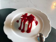 牛奶布丁配混合树莓意大利黑醋酱-Fiume福弥意大利餐厅