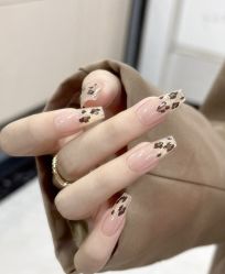 -桃色美甲沙龙