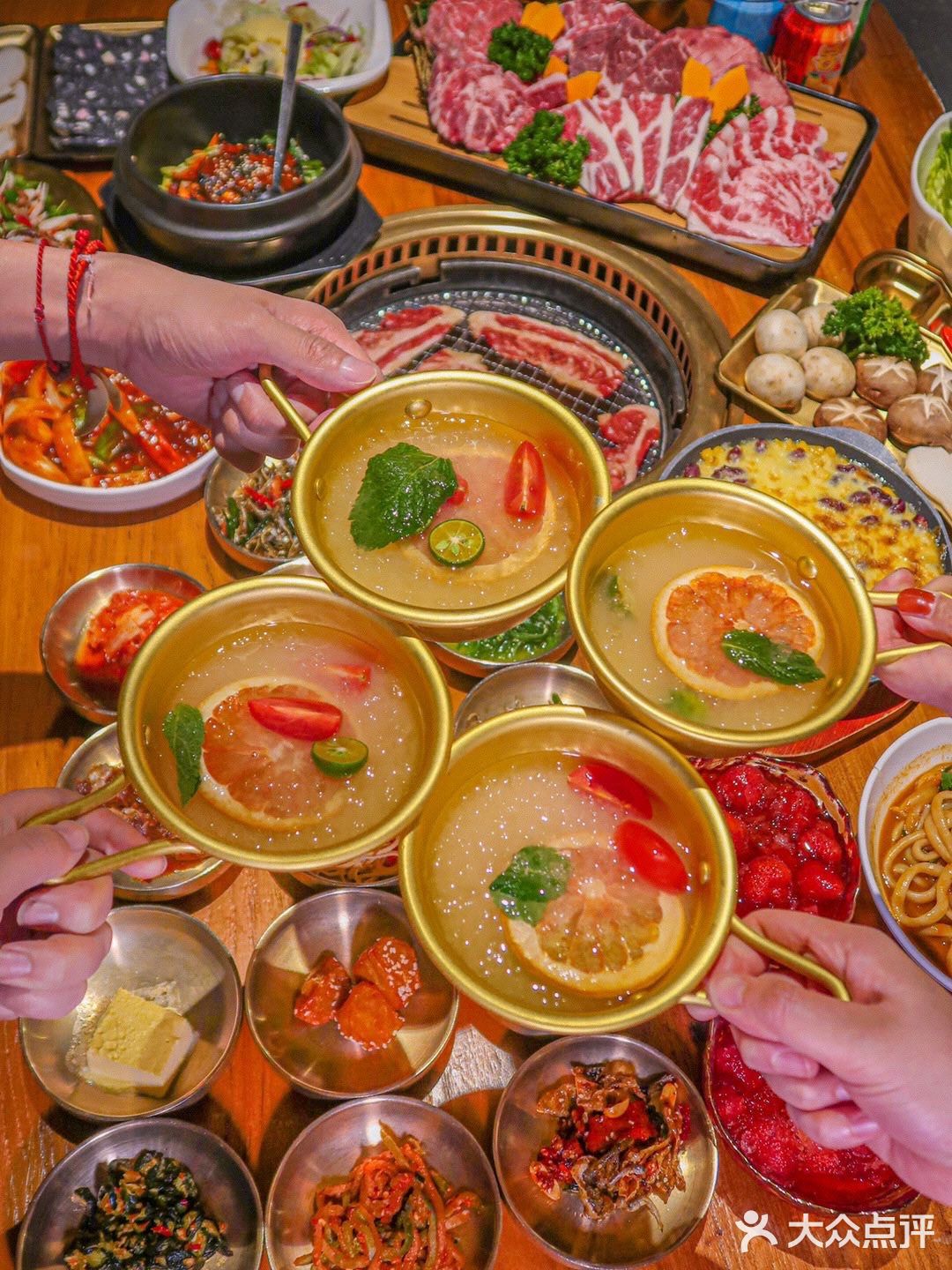  重庆‼️大碗果酒配烤肉🥩滋滋冒油！宝藏韩料店