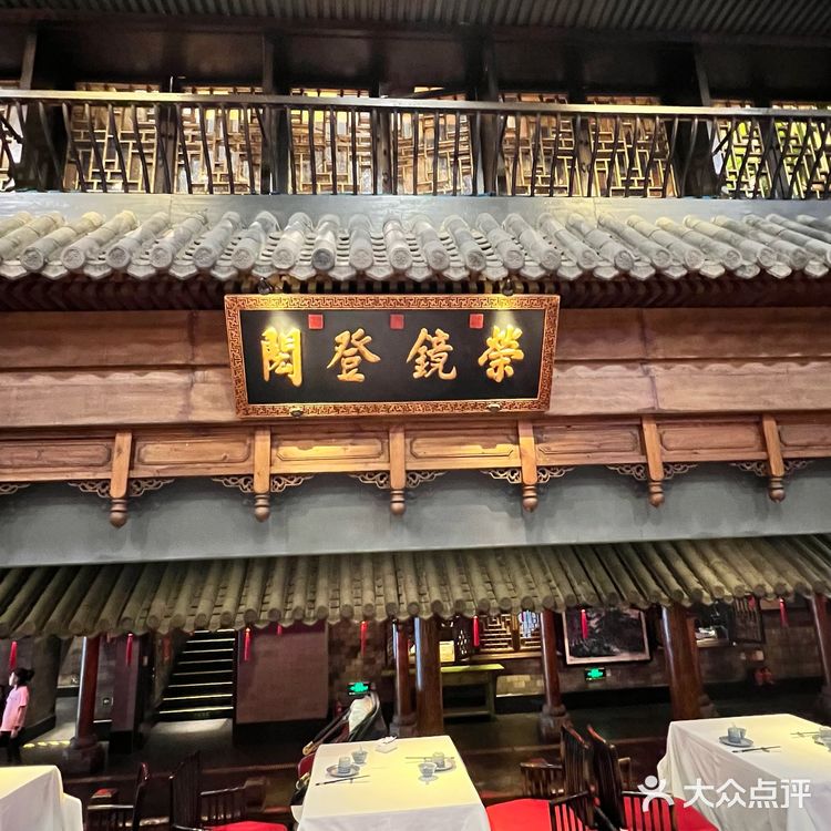饭馆，更像是戏馆
