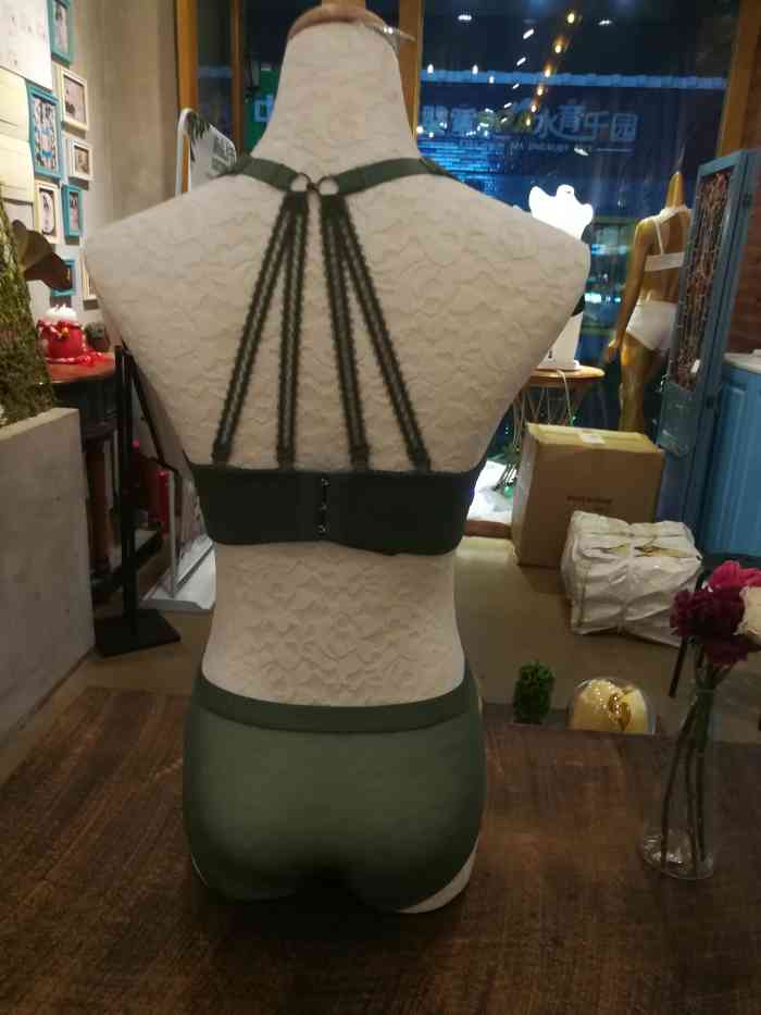 若曼莎(万达广场店)-"内衣很透气,一次性买了好多件,导购小姐姐.