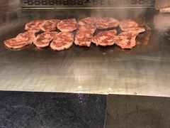 排很长队的牛排-四海一家自助餐(益田假日广场店)