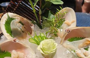 Clear Chicken Soup with Golden Flowers and West施 Clams