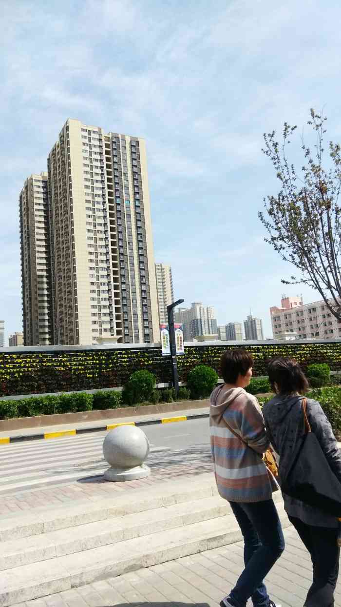 东八里村-"小区周围的交通非常便利,出门到地铁站五分.