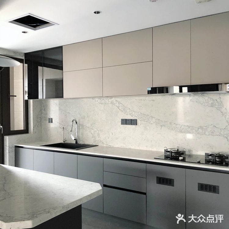 窗台、窗边也全部采用石英石上墙