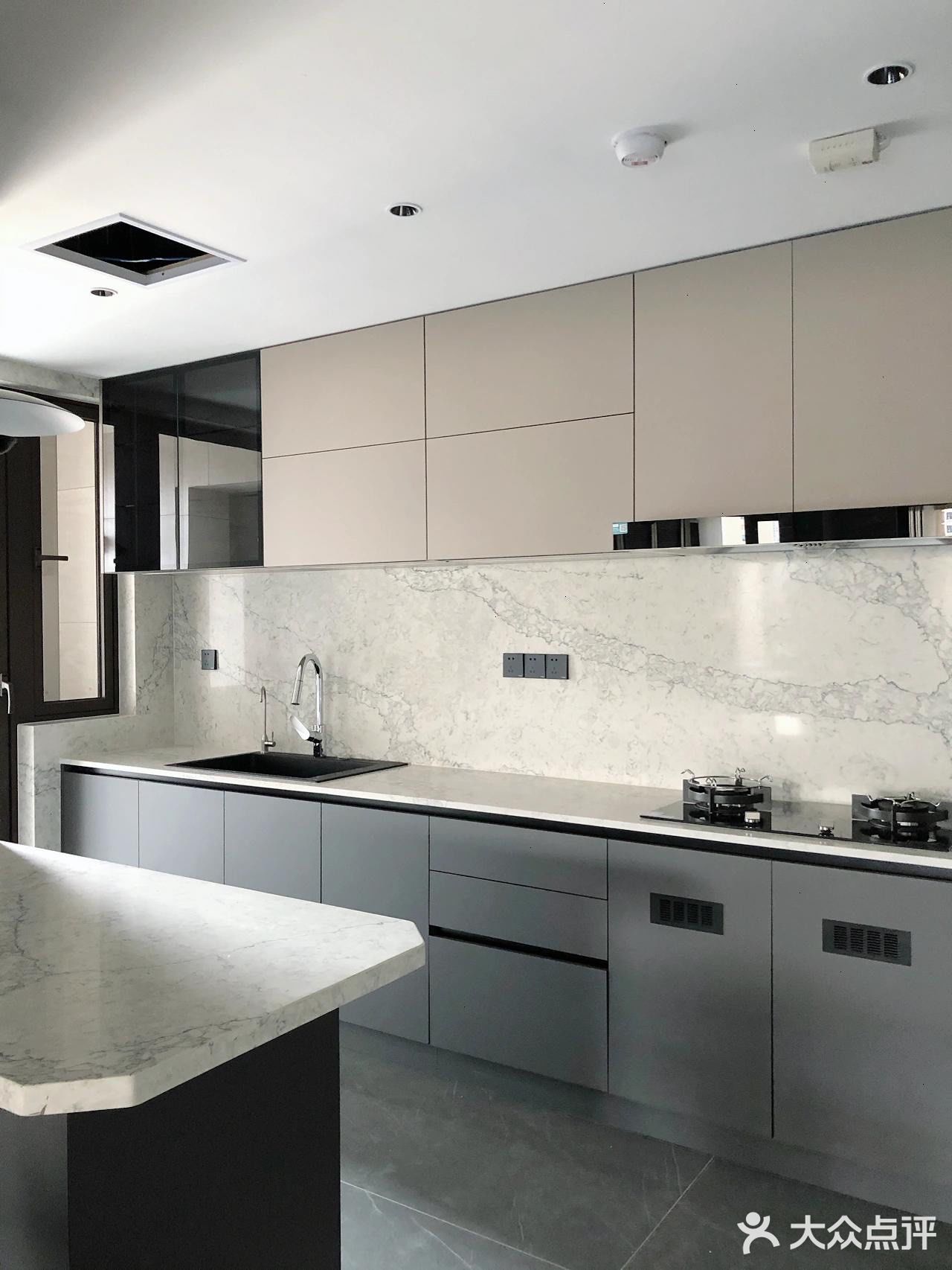 窗台、窗边也全部采用石英石上墙