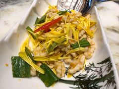 鲜桃仁拌菊花-蔼若春.传承三十年云南菜(金碧公园店)