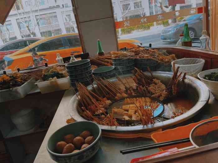 涵香麻辣烫(文化路店)-"[薄荷]环境:一中学子没有不知道这个店.