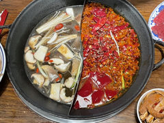 鸳鸯锅红汤配菌菇锅-萍姐火锅·公路夜市(武汉首店)