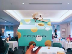 餐具摆设-The Diamond Jubilee Tea Salon at Fortnum & Mason