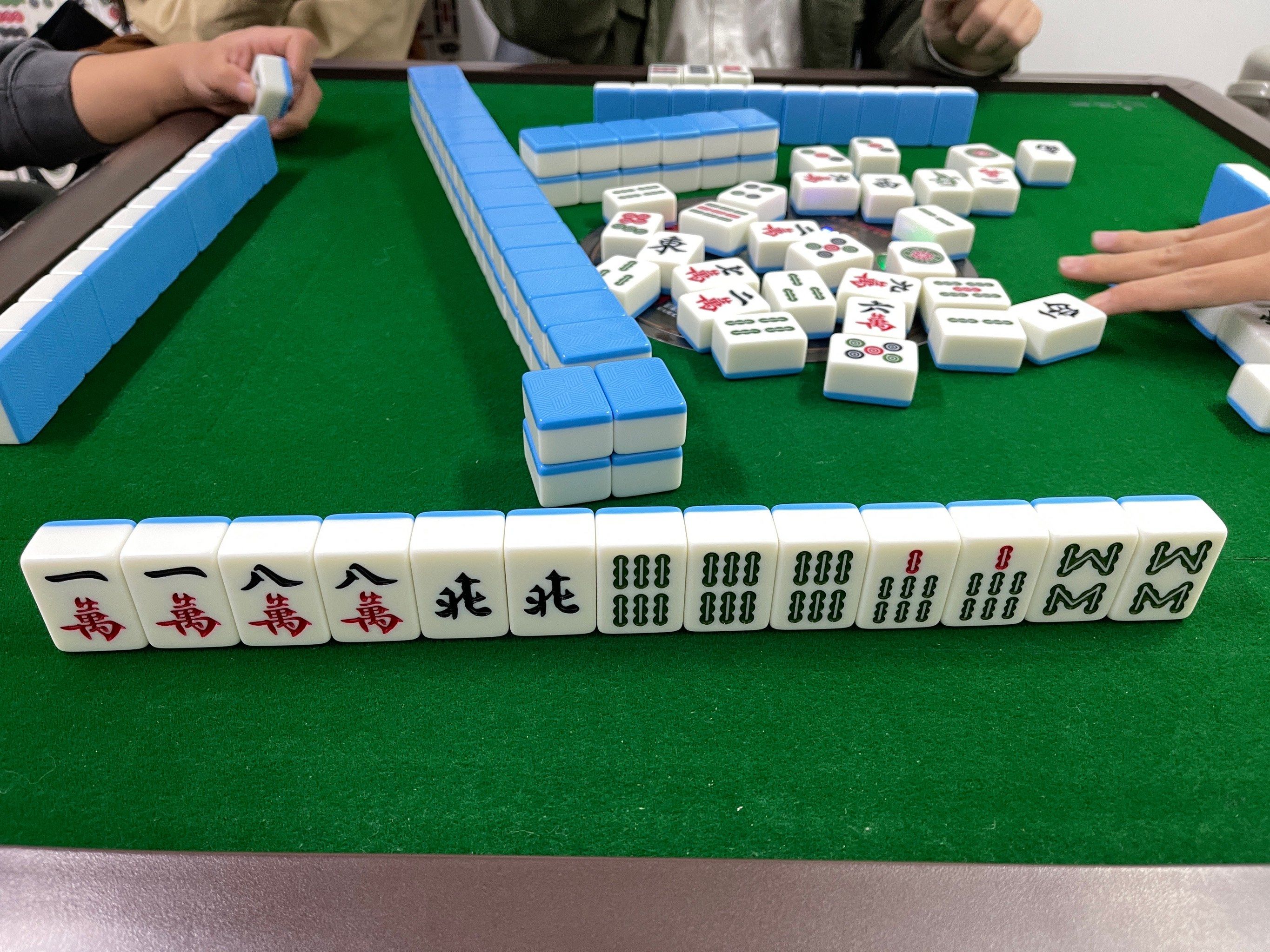 五个对子,上来又摸一个对子[胜利]

#周末休闲好时光 
#搓麻将