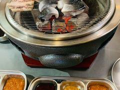 -围炉肉舍•炭烤活鳗•丹东海鲜烤肉(步行街店)