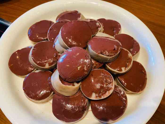 今天开了一个多小时的车就为了去双城吃杀猪菜双城有很多家杀猪菜最有