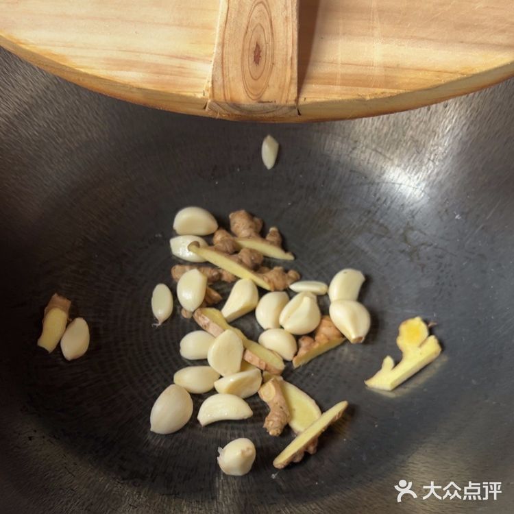 这家餐厅的黄焖土鸡真是味道新颖，鸡肉鲜嫩多汁