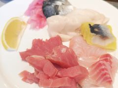 生吃三文鱼片-陆家嘴万怡酒店·万荟轩