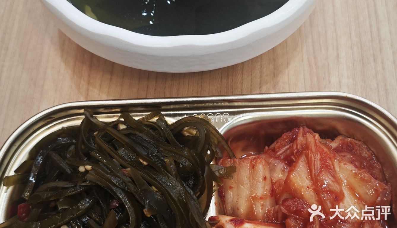 落座就有免费的泡菜和海带小食开胃，拌饭色泽好好看