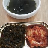 落座就有免费的泡菜和海带小食开胃，拌饭色泽好好看