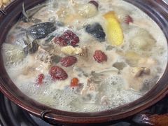 滋补汤底-花苑美食横琴生蚝火锅(拱北粤华路店)