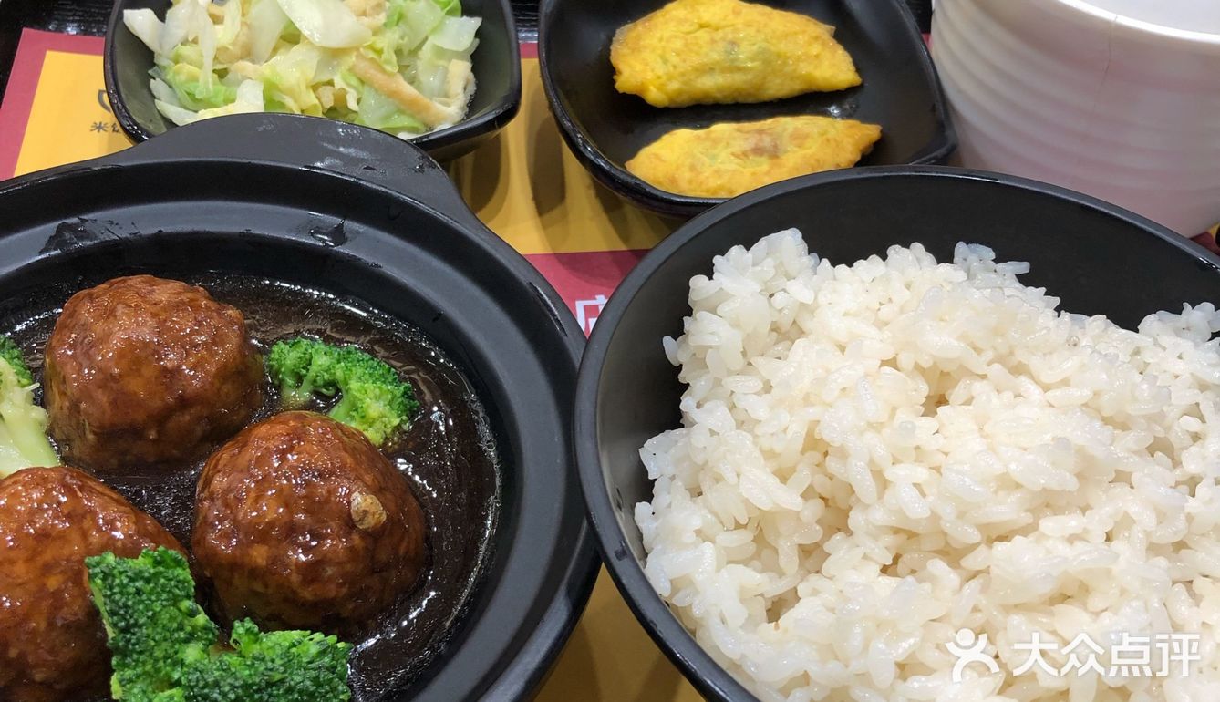 本来想在广场内找到临时就餐点，然尔并没有