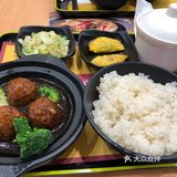 本来想在广场内找到临时就餐点，然尔并没有