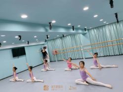 -昕艺尚皇家芭蕾舞蹈中心