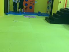 -爱蹦iBOON蹦床运动馆(江汉店)