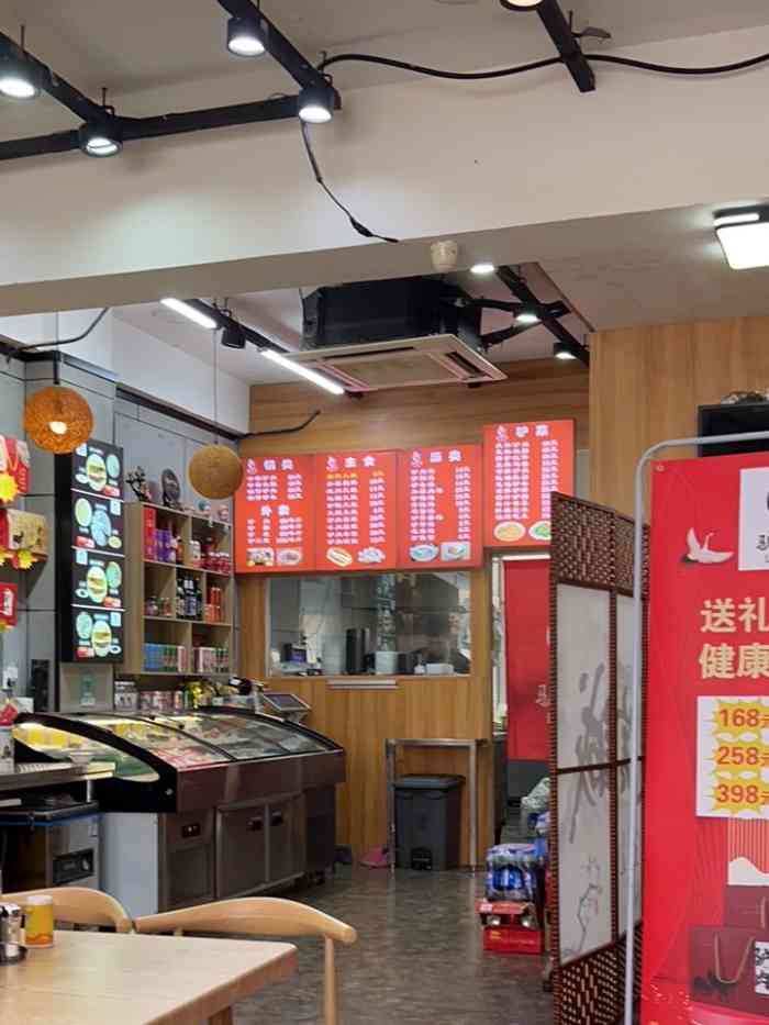 標準的夫妻店,整體環境比較乾淨,店招牌是火燒,外酥裡嫩,驢肉餡中還有