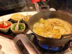 浓厚原只鸡煲花胶汤-鲜入围煮花胶鸡海鲜火锅