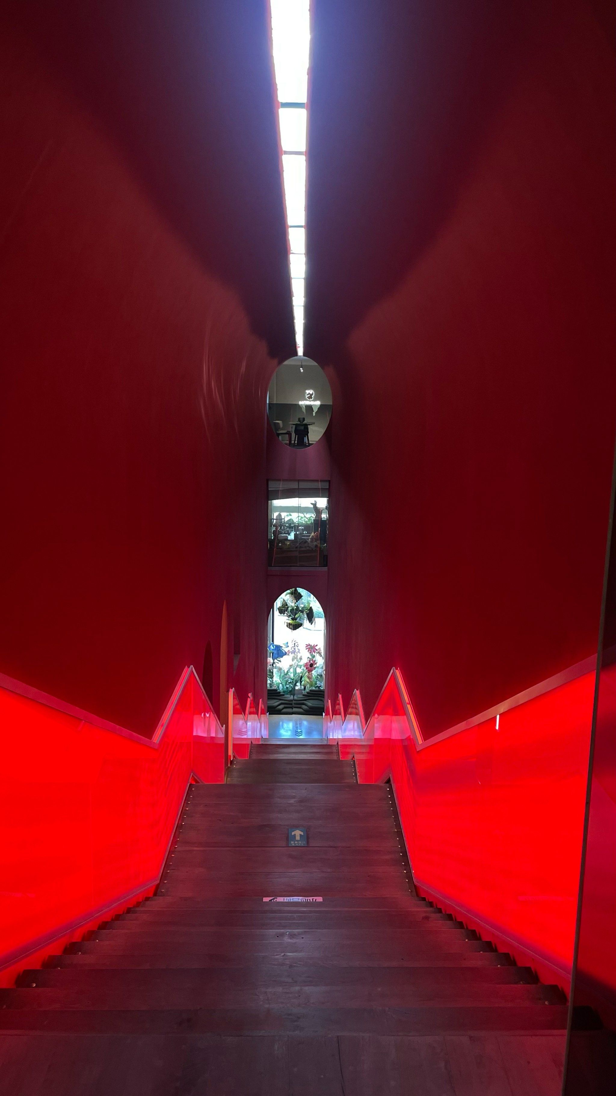 网感十足的红色长廊