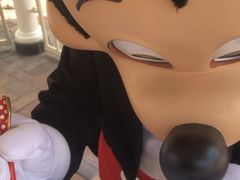 -小镇影院迪士尼小熊Duffy与他的朋友合影地