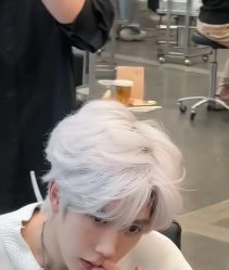 -一家只做男发烫染的店