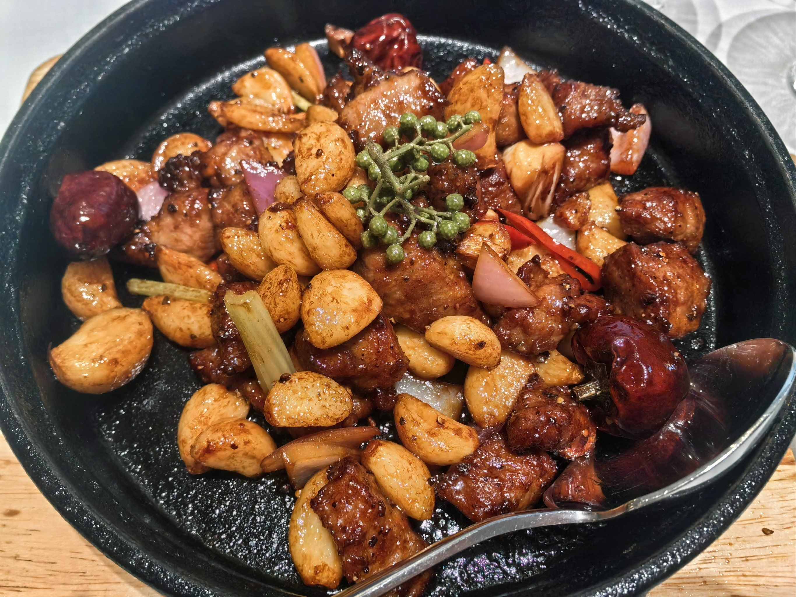 石锅牛排牛小排非常的嫩 菠萝咕噜肉偏甜,外酥里嫩