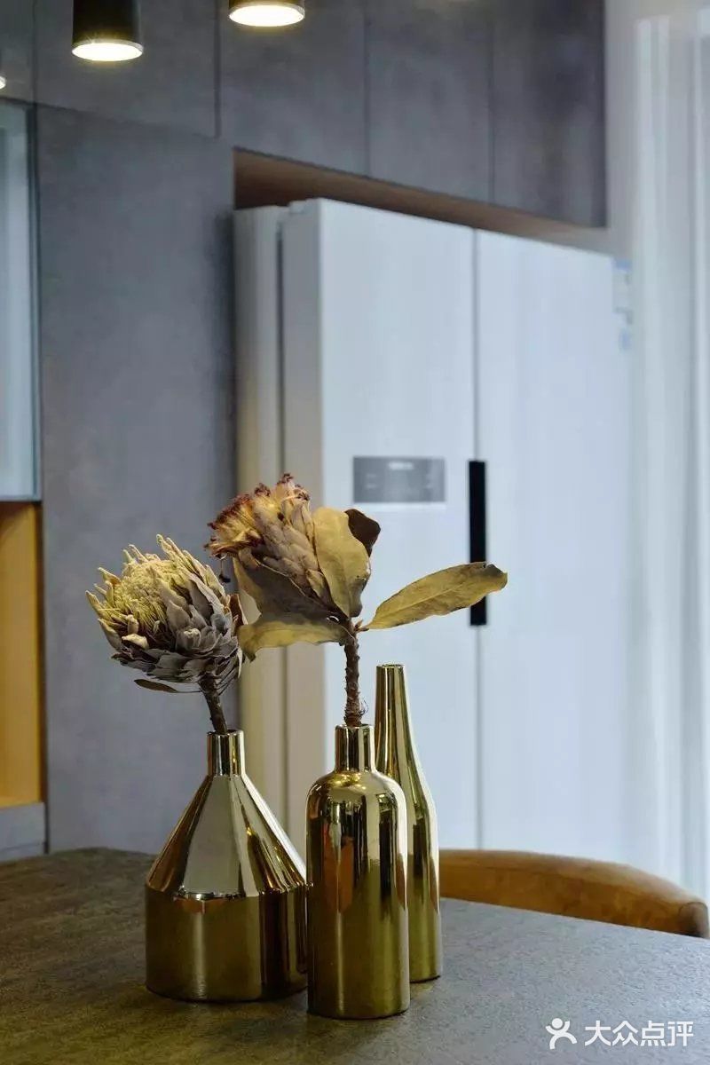 布置出一个低调奢华的华丽空间感。