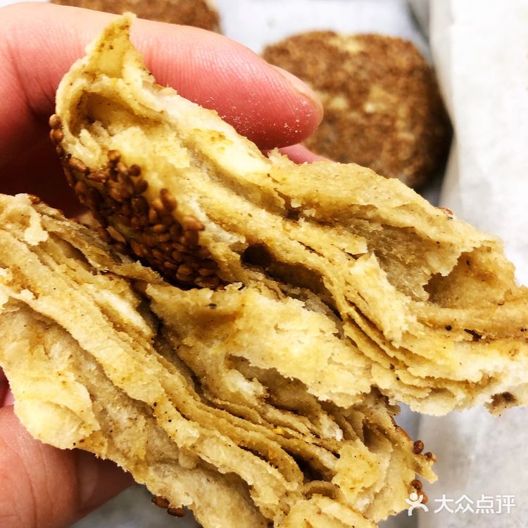 与涮羊肉更配的，就是老北京的芝麻酱烧饼了