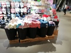 -中百仓储超市有限公司(越秀星汇维港店)