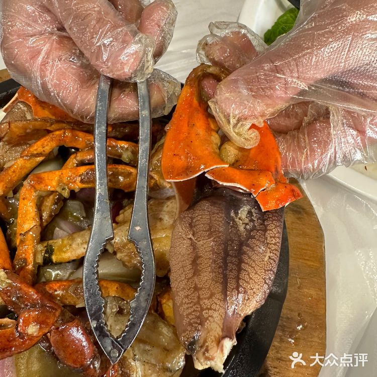 連隔離枱都聞到超香濃的胡椒味，蟹鉗超大隻又啖啖肉