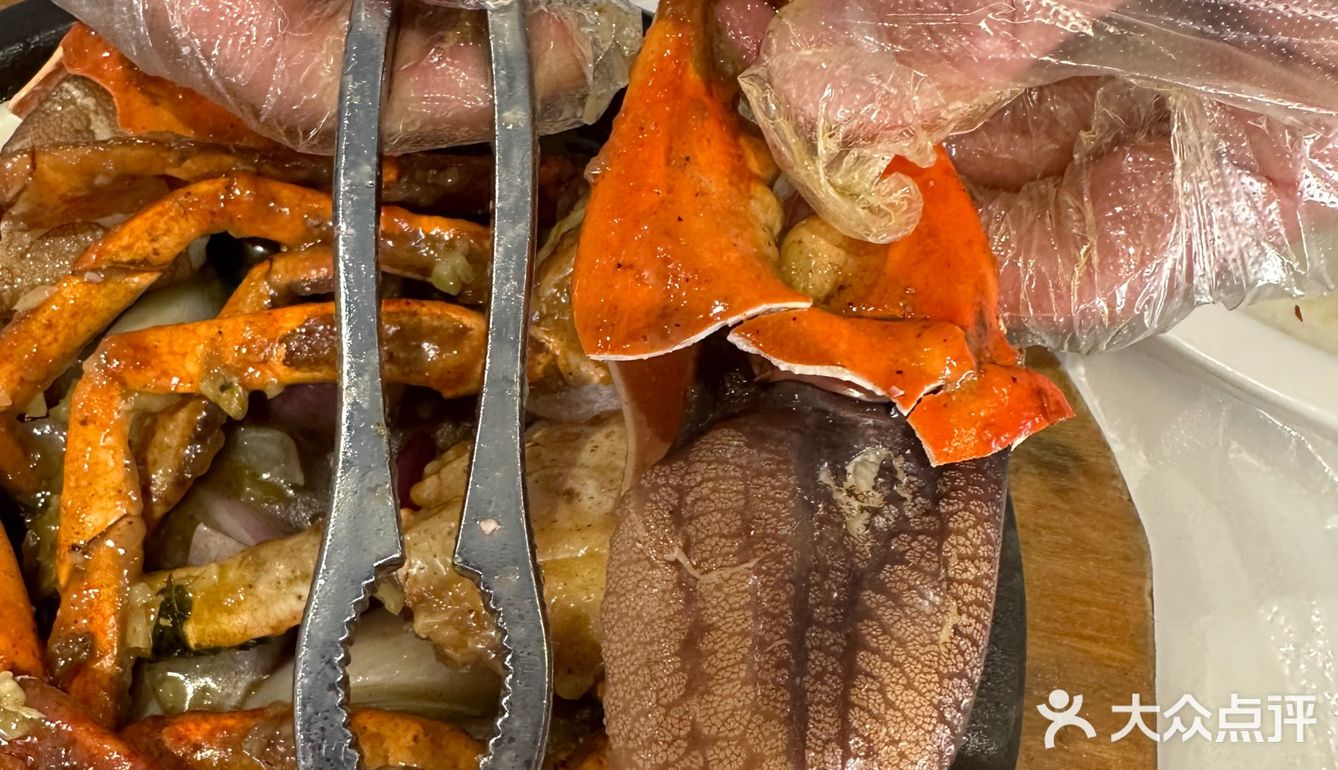 連隔離枱都聞到超香濃的胡椒味，蟹鉗超大隻又啖啖肉