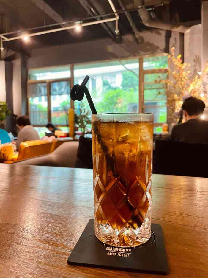 咖法森林·咖啡吧·酒吧-"推荐海盐摩卡,然后这里有3只很干净很乖的.