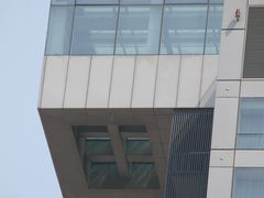 凌空泳池就是6块大玻璃-上海浦东康桥绿地假日酒店