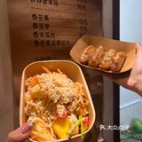 老板还给我们加了米线有鸡爪、鱼皮、鱿鱼须等