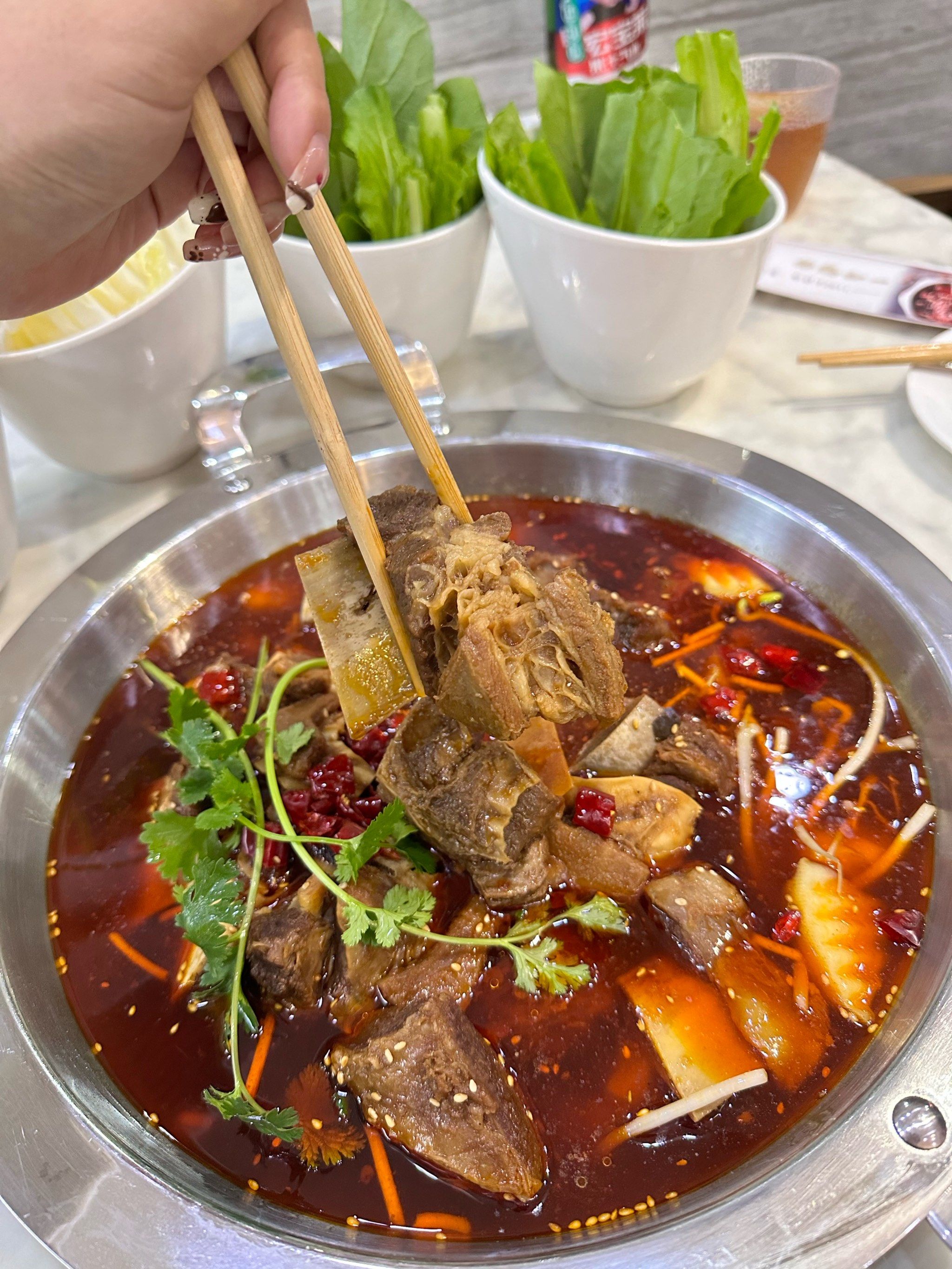 白塔堡上亿广场附近的火锅店,赶上饭点,一层已经坐满了,足可见火爆