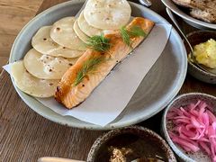 烟熏三文鱼配烤饺子皮和芥末籽酱-BOR Eatery(安福路店)