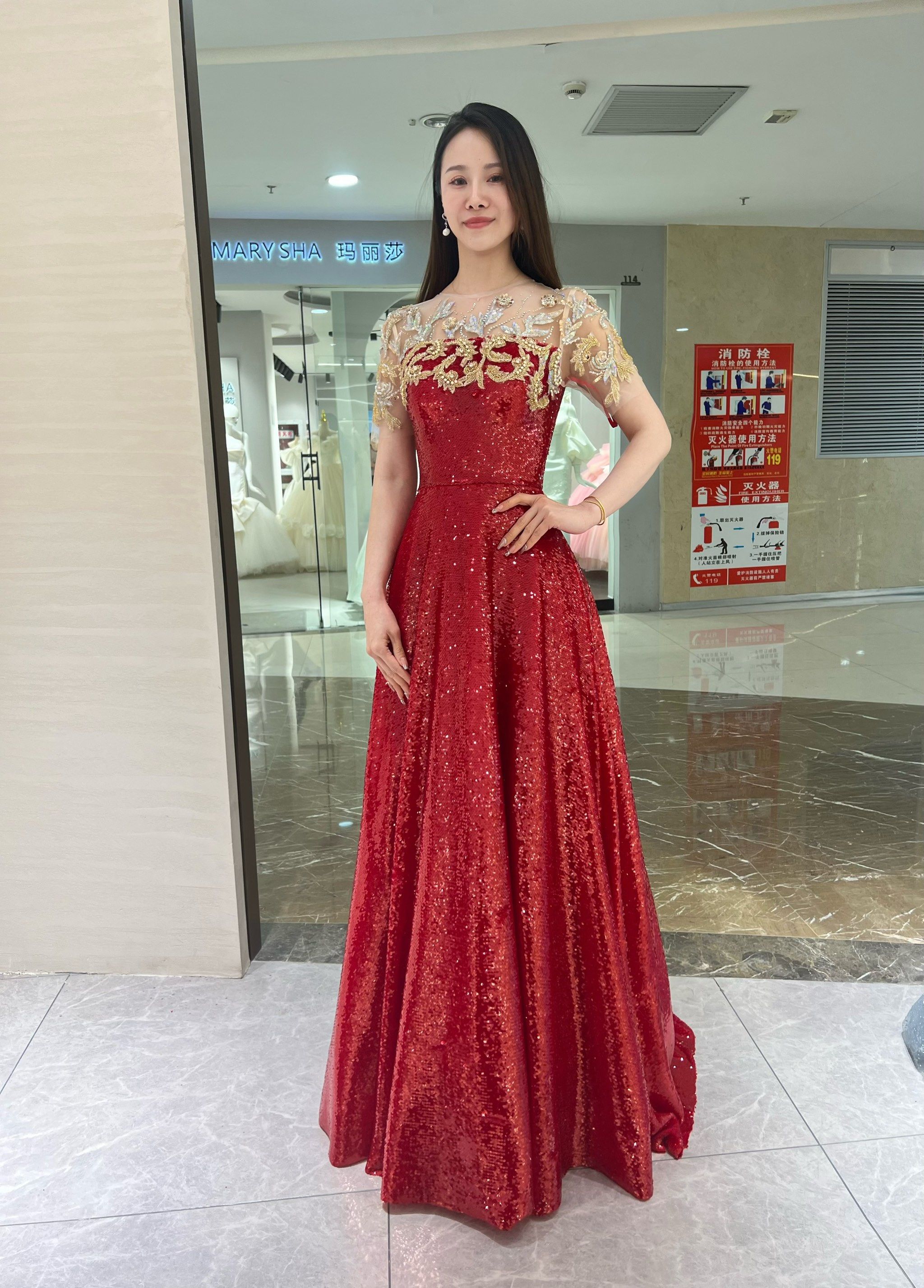 年会主持人礼服选哪个颜色更适合