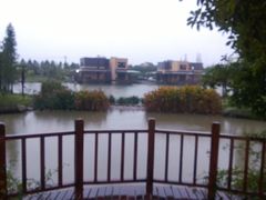 小木屋阳台外的小河-上海怡沁园度假酒店